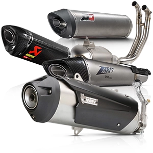 Systèmes d'échappement sportifs pour motos en métal et carbone de différentes marques.